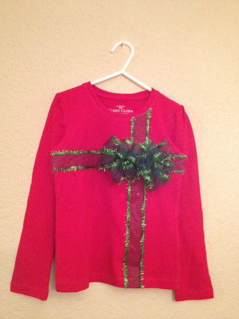 Dress Like A Present Christmas, Dress Like A Present Day At School, Christmas Theme Dress Up Ideas, Diy Christmas Clothes, Christmas Outfit Diy, Christmas Present Outfit, Christmas Present Costume, Craft Outfits, Easy Ugly Christmas Sweater