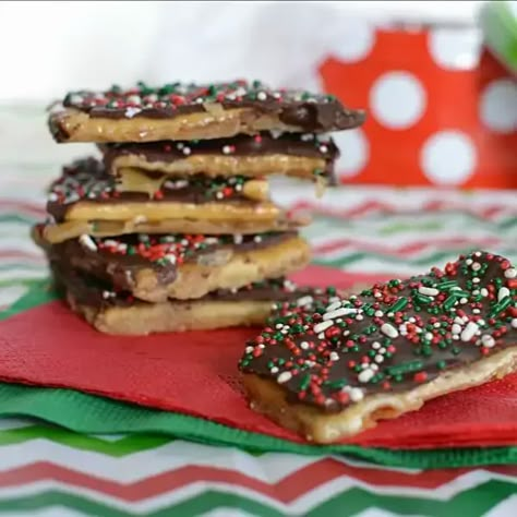 Easy 20 Minute Christmas Crack Recipe Easy Holiday Treats, Easy Christmas Treats, Candy Recipes Homemade, Christmas Candy Recipes, Christmas Sweets, Christmas Snacks, Christmas Cooking, Christmas Goodies, Holiday Food