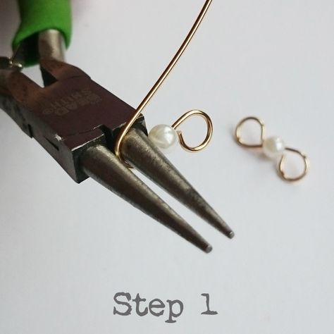 Introduction to Wirework – Easy DIY Wire Earrings – Golden Age Beads Wire Earrings Ideas, Jewelry Making Tutorials Step By Step, Wirework Jewelry Tutorials, Diy Wire Earrings, Wire Wrapped Jewelry Diy, Wire Wrapped Jewelry Tutorials, Bijoux Fil Aluminium, Earrings Ideas, Earrings Golden