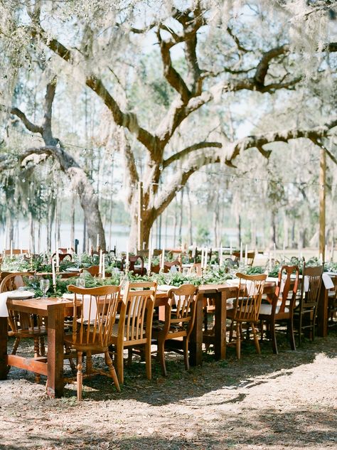 A winter wedding in southern temperatures is a pretty awesome combination: you get to use all the warm and cozy elements we love about winter, but with perfect weather! Today we are sharing a Christmas inspired wedding with evergreen garlands, brass candlesticks, and and a hot cocoa bar! It all came together to create this dreamy winter wonderland among the Florida willow trees. #ruffledblog Christmas Inspired Wedding, Small Winter Wedding, Cilantro Tacos, Winter Wedding Gowns, Winter Wedding Planning, Florida Gardening, Winter Wedding Decorations, Lilac Wedding, Wedding Toasts