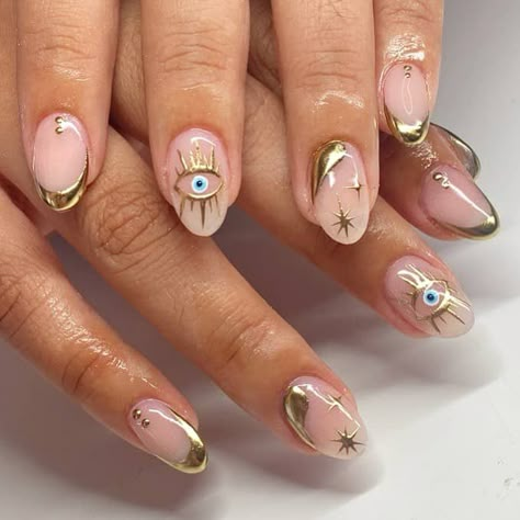 18 Cute Evil Eye Nails To Feel Safe And Protected 2 Gold And Evil Eye Nails, Evil Eye Summer Nails, Summer Gold Nails, Gold Evil Eye Nails, Cute Evil Eye Nails, Gold Nails Summer, Gold Detail Nails, Summer Nails Gold, Evil Eye Nails Design