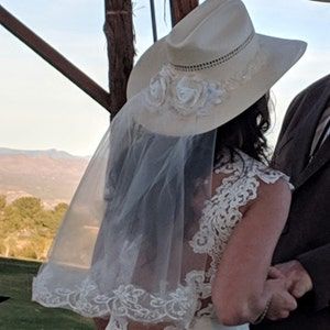 Cowboy Hat With Veil, White Cowgirl Hat, Off White Flowers, Bling Hats, Country Style Wedding Dresses, Bachelorette Veil, Cowgirl Bride, Bridal Veils And Headpieces, Hat With Veil