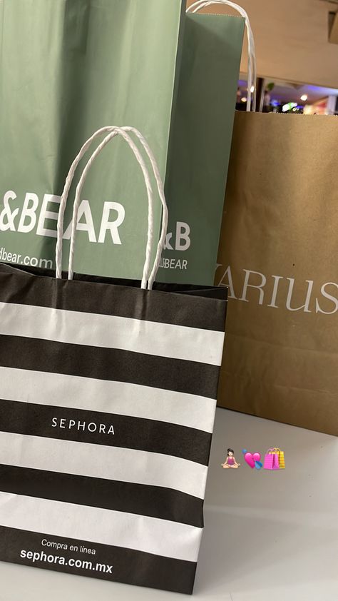 #sephora #pullandbear #aesthetic #stradivarius Sephora Aesthetic, Rich Future, Shopping Pictures, Foto Inspo, Pull N Bear, Sephora, Vision Board, Ootd, Zara