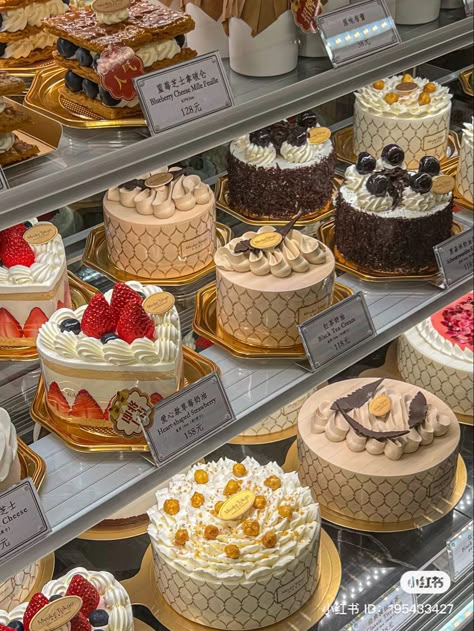 Chinese Bakery Cake, Chinese Fruit Cake, Xiaohongshu Cake, Mille Feuille Cake, Luxury Desserts, Chinese Bakery, Asian Bakery, Kue Macaroon, Dessert Strawberry