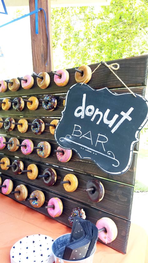 Graduation Donut Bar, Donut Board Graduation, Donut Wall Graduation Party, Donut Wall Birthday, Graduation Donuts Ideas, Grad Candy Table, Smores Bar Party, Hawaiian Wedding Themes, Donut Wall Wedding