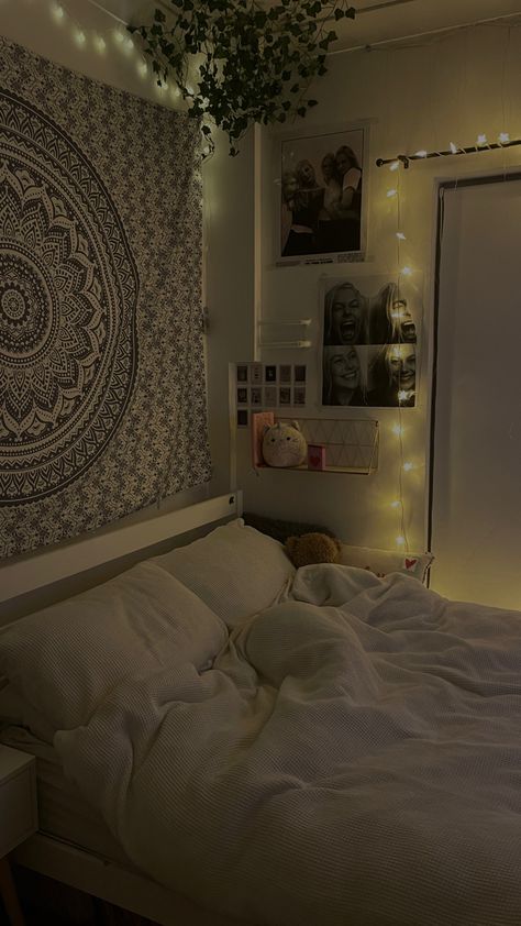 Tapestry Fairy Lights, Bedroom Inspo Tapestry, Room Ideas With Tapestry And Led Lights, Bedroom Inspirations Fairy Lights, Room Inspo With Tapestry, Tapestry With Fairy Lights, Room Inspo Tapestry, Bedroom Tapestry Aesthetic, Wall Tapestry Bedroom Aesthetic