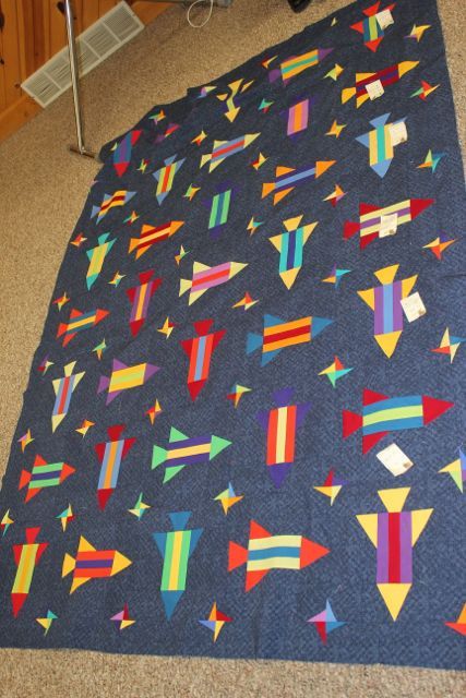 Fun paper-pieced rocket quilt by Cheryl W., as posted on Peas in a Pod. Rocket Ship Quilt Pattern, Rocket Quilt Pattern, Rocket Quilt, Outer Space Baby Quilt, Ship Quilt, Airplane Quilt, Kid Quilts, Space Quilt, The Shack