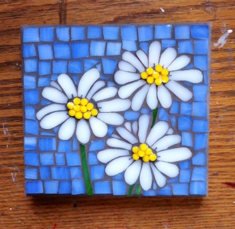 Stained glass mosaic flowers (daisies) by Cathy Garner. Paper Mosaic, Mosaic Pots, Mosaic Flower Pots, Mosaic Garden Art, Afrique Art, Mosaic Art Projects, Mosaic Stained, Mosaic Tile Art, Flowers Painted