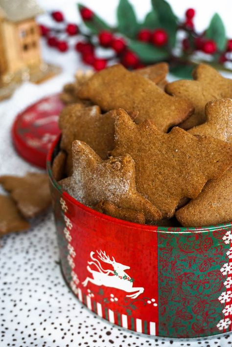 Easy Greek-style Honey Gingerbread Cookies Recipe that can be made a few days before Christmas. They are soft and chewy honey cookies that can be prepared from scratch with the kids in no time. Cookies With Honey, Honey Gingerbread, Snicker Doodles, Easy Gingerbread Cookies, Easy Gingerbread, Gingerbread Dough, European Dishes, Honey Cookies, Ginger Bread Cookies Recipe