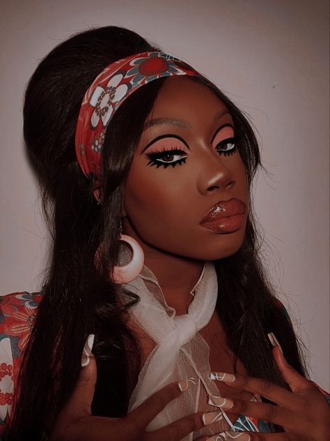 Fulani Braids Goddess, 1970’s Makeup, Disco Hair And Makeup, Boho Fulani Braids, Fabulous Aesthetic, 60s Eye Makeup, 70s Makeup Look, 70s Hair And Makeup, Retro Makeup Looks