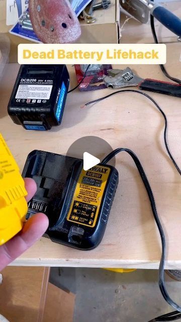 Handyman Hacks, Woodshop Ideas, Building Hacks, Battery Hacks, Ryobi Battery, Batteries Diy, Diy Instagram, Tool Tips, Carpentry Diy