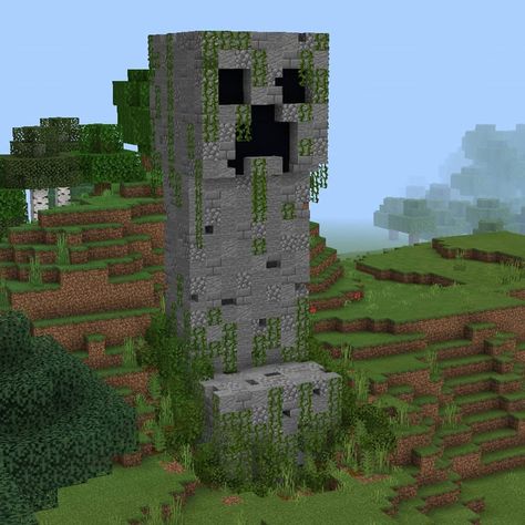 Creeper House Minecraft, Cool Minecraft Builds Big, Minecraft Building Statue, Minecraft Statue Builds, Minecraft Creeper Statue, Minecraft Creeper Build, Statue Ideas Minecraft, Minecraft Statues Ideas, Statue Minecraft Ideas