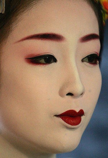 Geisha Hair, Art Geisha, Japan Makeup, Memoirs Of A Geisha, Chinese Makeup, Geisha Art, Japanese Makeup, Japanese Geisha, Japan Culture