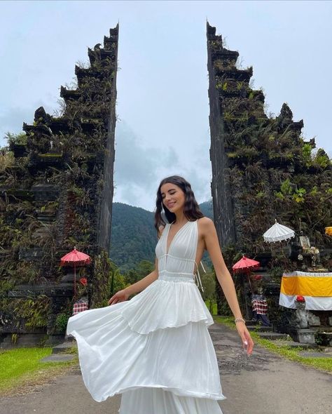 Bali Indonesia Outfit Ideas For Women, Bali Aesthetic Photography, Bali Outfit Ideas Women, Ootd Bali Hijab, Bali Indonesia Outfit Ideas, Bali Summer Outfits, Travel Aesthetic Outfits, Bali Travel Photography, Bali Baby