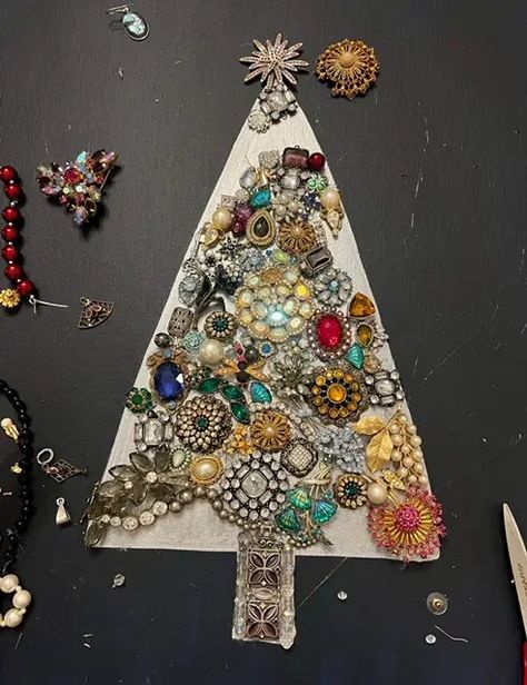 DIY Vintage Jewelry Christmas Tree - SAM Designs Vintage Jewelry Christmas Tree Tutorial, Jewelry Christmas Tree How To Make A, Jewelry Christmas Tree Diy, Broach Christmas Tree Diy, Old Jewelry Crafts Ideas, Diy Vintage Jewelry, Christmas Tree Dyi, Jewelry Tree Art, Vintage Jewelry Christmas Tree