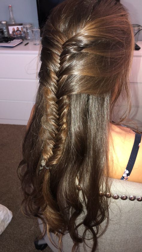 A lovely half up fish tail Fish Tail Hair, Fish Plait, Fishtail Hairstyles, Open Hair, Tail Hair, Dye Hair, Open Hairstyles, Fish Tail, Fish Tail Braid