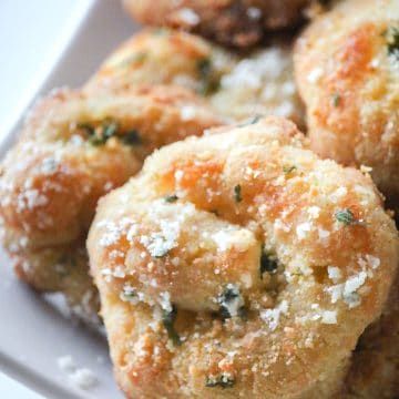 Keto Garlic Knots, Quick Low Carb Breakfast, Garlic Parmesan Knots, Low Carb Holiday Recipes, Burger Side Dishes, Garlic Knots Recipe, Keto Sides, Low Carb Holiday, Keto Baking