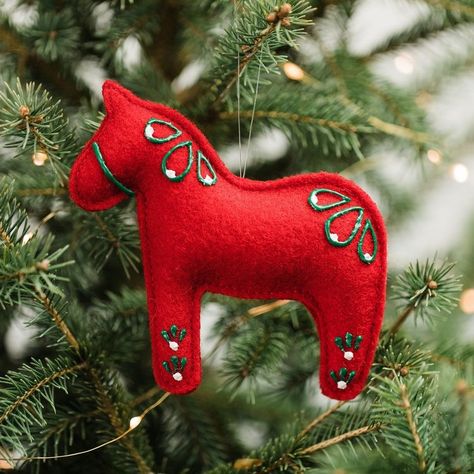 Felt Dala Horse, Felt Ornaments Christmas, Felt Horse, Horse Christmas Ornament, Horse Christmas, Felt Crafts Christmas, Felt Christmas Decorations, Swedish Christmas, Horse Ornaments