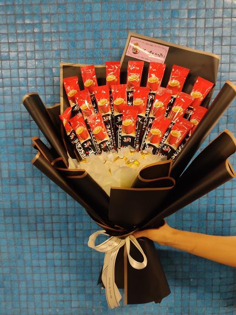 Coffee Bouquet Gift, Coffee Bouquet, Bouquet Chocolate, Creativity Is Intelligence Having Fun, Valentines Gift Bags, Bouquet Gift, Coffee Chocolate, Gift Valentines Day, Aura Colors