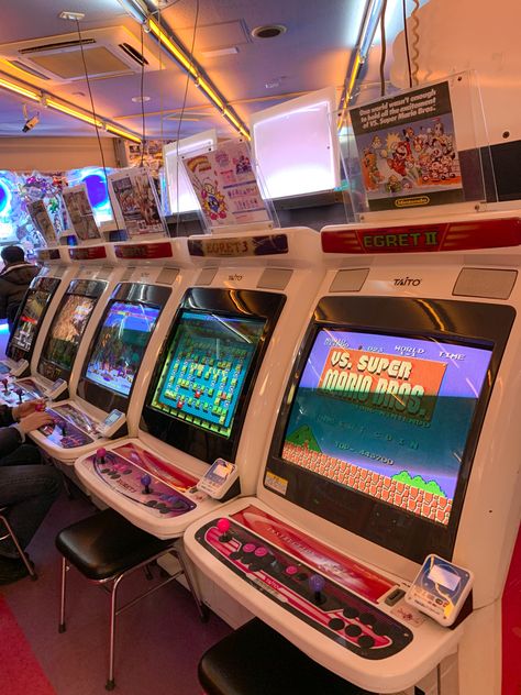 Arcade Cinematography, Arcade Film Photography, Japanese Arcade, Tokyo Arcade, Old School Arcade Games, Weirdcore Aesthetic, Retro Arcade Game Machine, Japan Photography, Pinball Machine