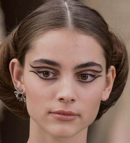 Sci Fi Makeup, Star Wars Makeup, Futuristic Makeup, Alt Makeup, Chanel Runway, Graphic Makeup, Graphic Eyeliner, Smink Inspiration, Eyeliner Looks