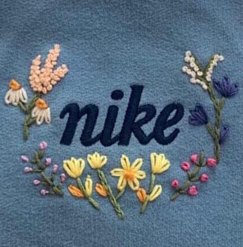 Nike Floral Embroidery, Embroidery Hoodie Ideas, Nike Embroidery Sweatshirt, Embroidered Sweatshirt Ideas, Hoodie Embroidery Ideas, Embroidery Sweatshirt Ideas, Nike Embroidery, Embroidery Stitches Beginner, Clothes Embroidery Diy