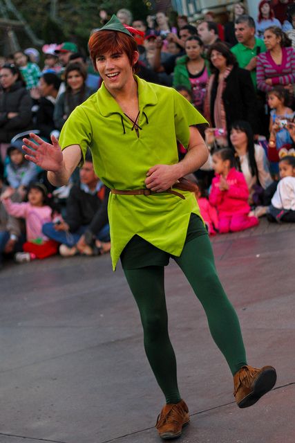 Disney - Peter Pan Peter Pan Costume Men, Fantasia Peter Pan, Disfraz Peter Pan, Peter Pan Disneyland, Peter Pan Cosplay, Disneyland Costumes, Peter Pan Outfit, Peter Pan Costume, Disney Cast Member