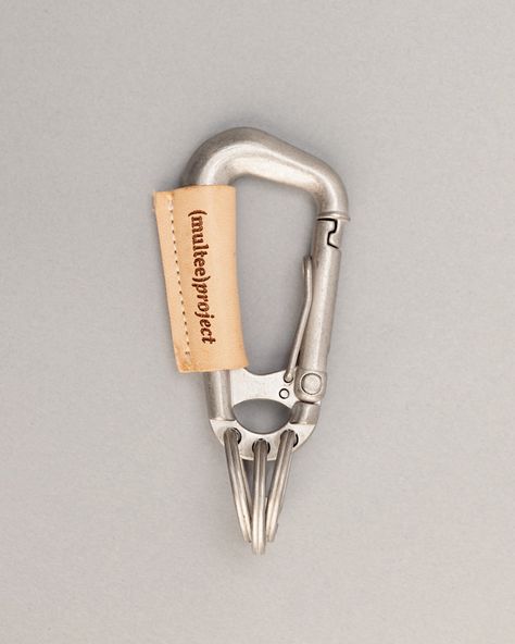 Type-2L Carabiner | Veggie Tan – (multee)project X Icon, Multitool Edc, Edc Gadgets, Edc Bag, Retro Gadgets, Streetwear Accessories, What In My Bag, Wire Rings, Engraved Logo