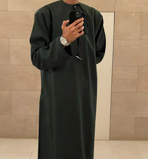 Islam Man Aesthetic, Arab Clothing Men, Islamic Outfits Men, Men Thobe Aesthetic, Arab Men Outfit, Muslim Men Aesthetic, Muslim Man Aesthetic, Thobes Men, Muslim Men Clothing