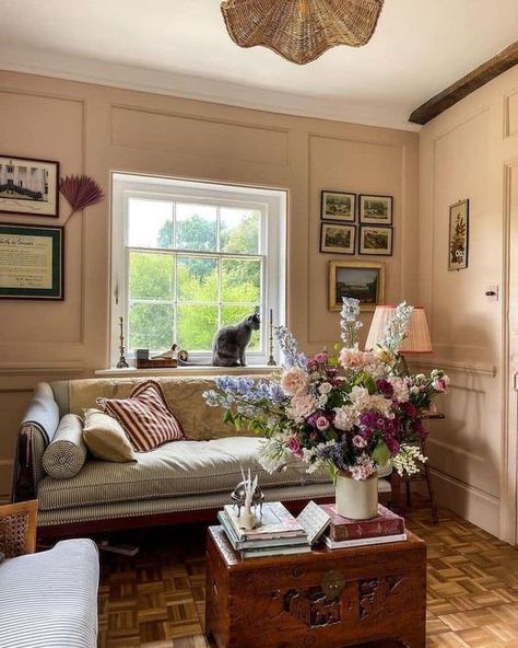 CHARMING ENGLISH STYLE
COTTAGES AND GARDENS 🛖 | Facebook English Cottage Living Room, Mulberry House, Rococo Interior, Freedom House, Antique Living Room, Budget Interior Design, English Interior, Elegant Living Room Decor, Traditional Cottage