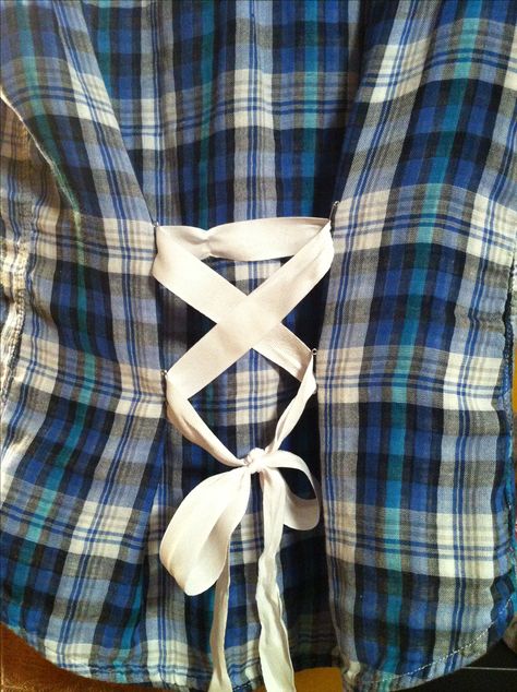 How To Make A Shirt Tighter No Sew, Safety Pin Shirt, Lumberjack Style, Clothes Upcycle, Altered Clothing, Shirt Hacks, More Feminine, Make Do And Mend, Diy Sweatshirt