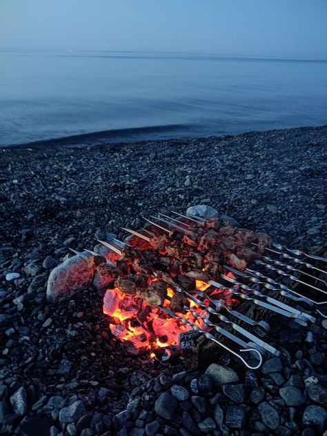 barbeque, beach, summer 🏝️ Breakfast On The Beach, 2025 Goals, Beach Bbq, Ukrainian Recipes, Vision Board Ideas, Russian Recipes, Skewers, Beach Summer, Beach Girl