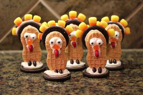 Nutter Butter turkey cookies #thanksgiving #thanksgivingdesserts Weird Cookies, Family Deserts, Cute Thanksgiving Desserts, Oreo Turkey, Kid Friendly Thanksgiving, Butter Turkey, Holiday Deserts, Thanksgiving Goodies, Thanksgiving Sweets