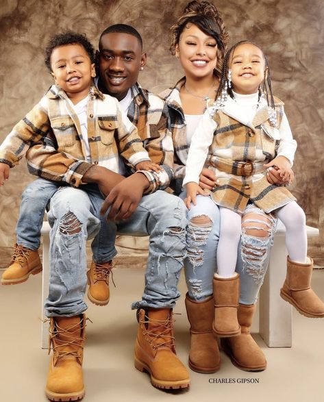 Fall Picture Outfits, Family Christmas Pictures Outfits, Couples Matching Outfits Swag, Christmas Pictures Outfits, Fall Photo Shoot Outfits, Cute Family Pictures, Christmas Family Photoshoot, Family Christmas Outfits, Fall Family Photo Outfits