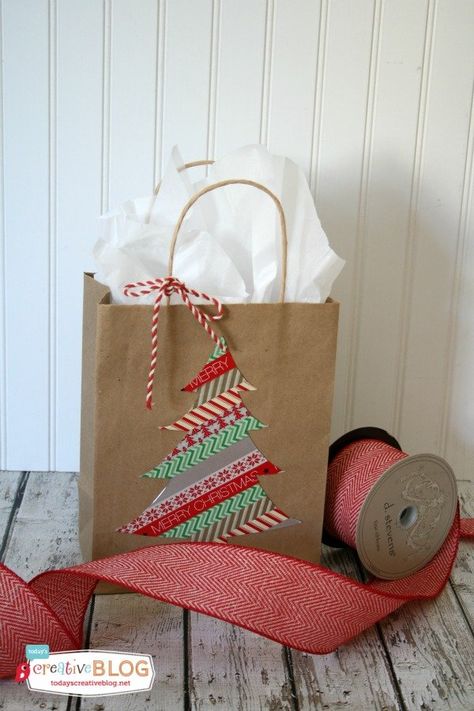 DIY Holiday Gift Bags Diy Gift Bags Paper, Homemade Gift Bags, Simple Holiday Gifts, Decorated Gift Bags, Gift Bags Diy, Holiday Gift Bag, Diy Event, Diy Holiday Gifts, Cadeau Diy