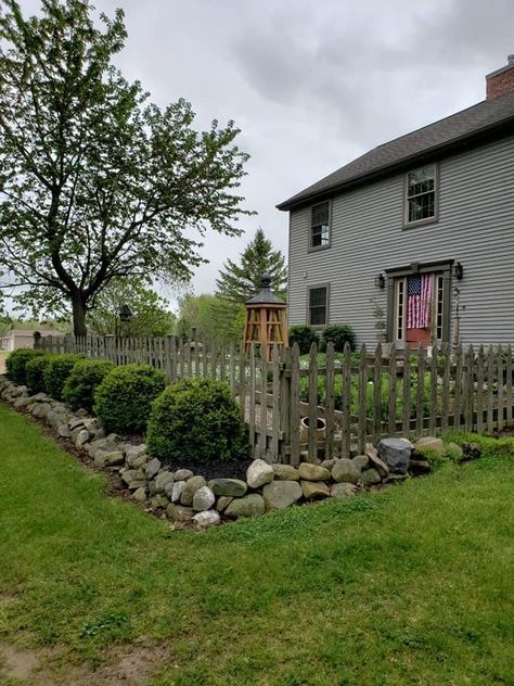 Old Home Landscaping, Historical Home Landscaping, Early Colonial Homes, Early American Homes Exterior, Nantucket Fence, Colonial House Landscaping, Salt Box House With Addition, Farmhouse Front Yard, New England Saltbox House