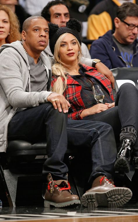 Jay-Z ♥ Beyonce Nba Game Date Night Outfit, Knicks Game Outfit Women, Basketball Date Outfit, What To Wear To A Basketball Game Women, Nba Basketball Game Outfit Women, Basketball Game Outfit Women, Beyonce Show, Basketball Game Outfit, Beyonce Outfits