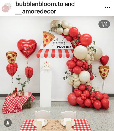 Pizza Birthday Theme, Italian Balloon Decor, Pizza Party Display Ideas, Pizza Party Birthday Ideas, Italian Balloon Arch, Pizzeria Birthday Party, Food Themed First Birthday Party, Pizza Themed Desserts, Pizza Balloon Garland