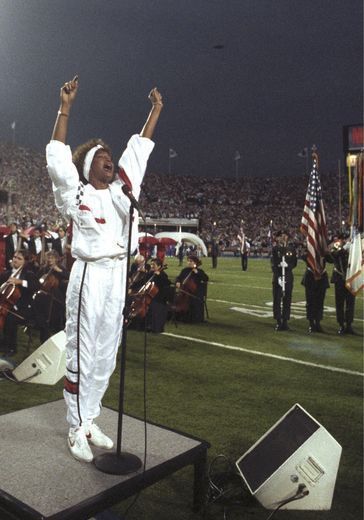 America's Starlet Super Bowl Fashion, Cissy Houston, Whitney Houston Pictures, Super Bowl Outfit, Life In Pictures, Guinness World Records, Black Celebrities, Whitney Houston, National Anthem