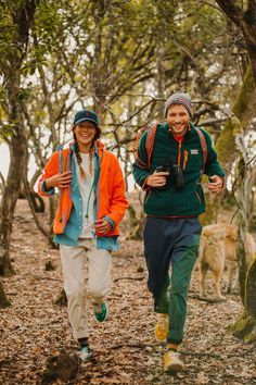 Men Hiking Outfit, Hiking Fashion Women, Patagonia Outdoor, Cute Hiking Outfit, Outdoorsy Style, Colorful Sneakers, Outdoor Clothes, Hiking Fashion, Clutch Black