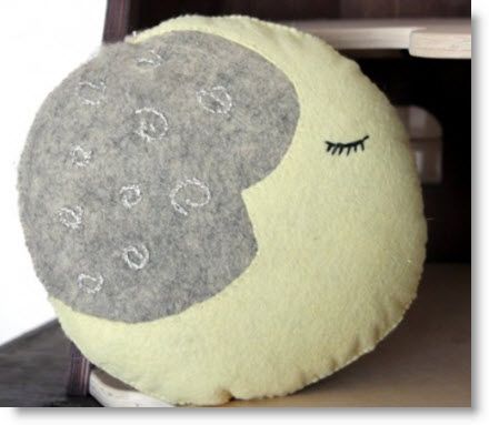 A Sleep Pillow! Moon Pillow Pattern, Star Pillow Pattern, Star Pillow, Felt Pillow, Moon Pillow, Dream Pillow, Yellow Moon, Pillow Tutorial