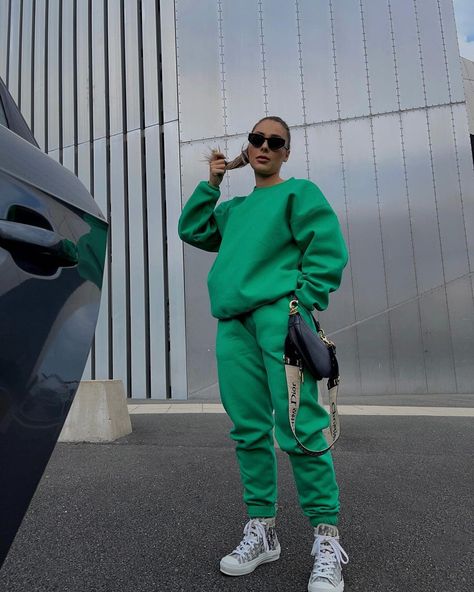 Natalia on Instagram: “The green is not stopping ✅ (Outfit links in story)” Green Sweat Pants Outfits, Green Sweats Outfit, Green Sweatpants Outfit, Green Joggers Outfit, Sweat Pants Outfits, Fall Comfy Outfits, Bottega Green, Edgy Casual Style, Winter Casual Style