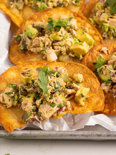 Rp Recipes, Tuna Meals, Tuna Tostadas, Healthy Stuff To Eat, Tostadas Recipe, Can Tuna, How To Make Tuna, Tuna Tacos, Fried Corn Tortillas