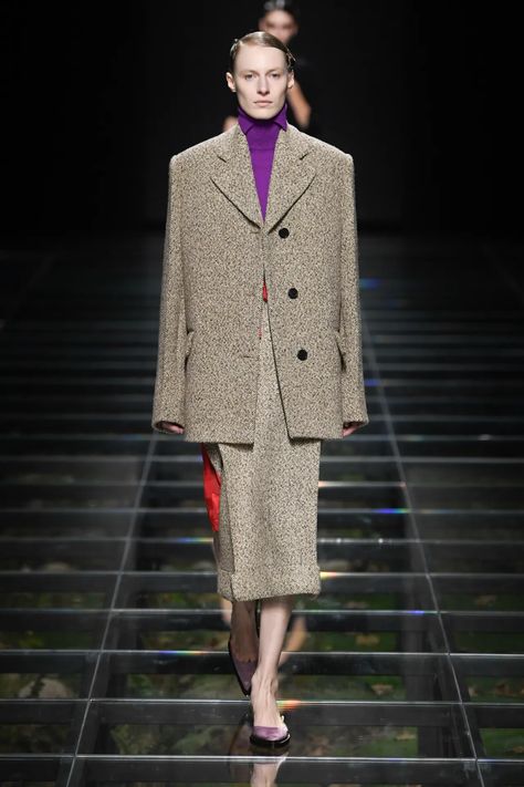 Prada Fall 2024 Ready-to-Wear Runway, Fashion Show & Collection Review [PHOTOS] Prada Fashion Show, Show Collection, Miuccia Prada, Raf Simons, Winter Mode, Fashion Show Collection, Fall 2024, Milan Fashion, Milan Fashion Week