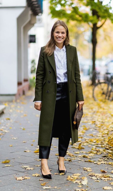 Work conference on the calendar and no idea what to wear? Get started with nine outfit ideas you'll actually want to try. Work Travel Outfit, Business Travel Outfits, Work Conference, Conference Outfit, Fall Business Casual Outfits, How To Wear Sneakers, Business Casual Fall, Business Conference, Corporate Style