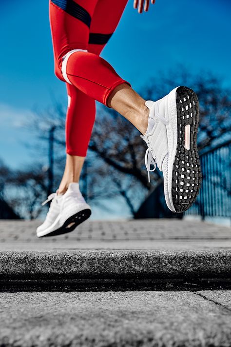 Marathon Photoshoot, Running Shoes Aesthetic Photography, Run Photography, Running Shoe Photography, Running Shoes Photography, Running Fashion Editorial, Adidas Running Shoes Women, Sports Fashion Editorial, Running Pose