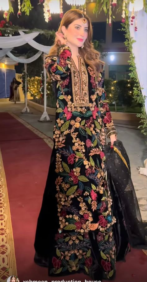 Palachi Velvet Dresses Pakistani, Black Dress Pakistani, Black Dress Outfit Summer, Trend Videos, Black Dress Cute, Fancy Black Dress, Dress Outfit Summer, Black Dress Outfit, Velvet Dress Designs