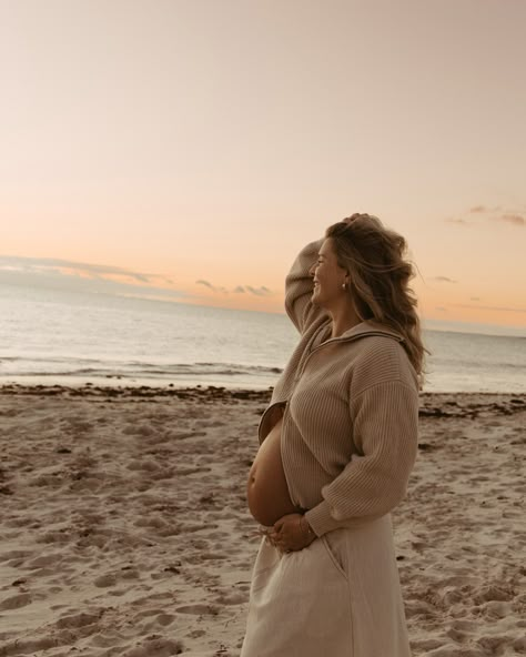 Maternity Sweater Photoshoot, Maternity Cardigan Outfit, Maternity Jeans Photoshoot, Pregnancy Family Photoshoot, Cool Maternity Outfits, Maternity Shoot Outfit Ideas, Pregnancy Maternity Photos, Pregnancy Photoshoot Beach, Maternity Beach Photos