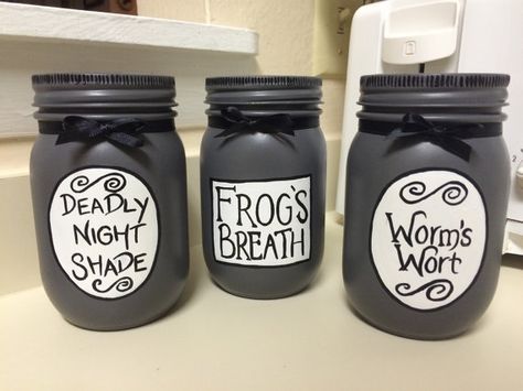 Found on Google from pinterest.com Frogs Breath, Nightmare Before Christmas Decorations, Hallowen Ideas, Casa Halloween, Nightmare Before Christmas Halloween, Diy Halloween Decor, Theme Halloween, Disney Halloween, Outdoor Christmas Decorations