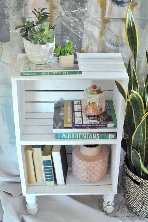 I love this idea of using craft store crates to make a fast and inexpensive side table or book case! Crate Side Table, Crate Diy, Crate Shelves, Crate Furniture, Wood Crates, Diy Pallet, Diy Shelves, Wooden Crate, Diy Table